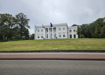 Gemeentevlag halfstok in Zandvoort