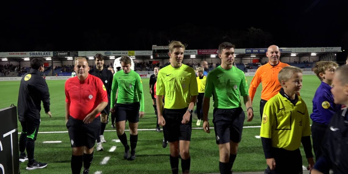 Vijfentwintig scheidsrechters op het veld bij Telstar – MVV: “Spelers keken wel even vreemd op”