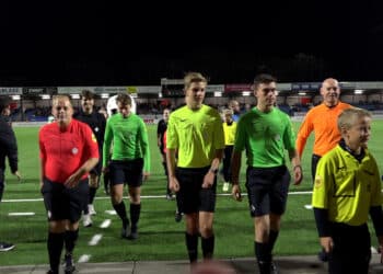 Vijfentwintig scheidsrechters op het veld bij Telstar – MVV: “Spelers keken wel even vreemd op”