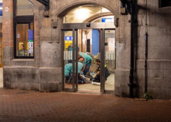 Gewonde man ’s nachts aangetroffen in stationshal:  Politie gaat niet uit van een misdrijf