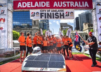Dag 4 World Solar Challenge: De realiteit onder ogen zien en een lekke band