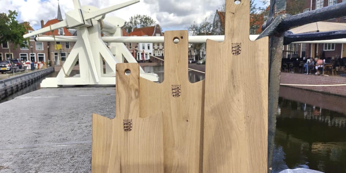 Oude funderingspalen van de Kolksluis omgetoverd tot snijplanken: “Ze zijn echt prachtig geworden”