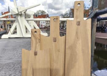 Oude funderingspalen van de Kolksluis omgetoverd tot snijplanken: “Ze zijn echt prachtig geworden”