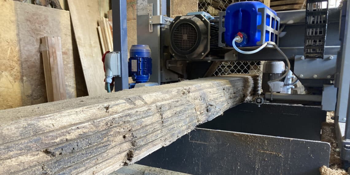 Oude funderingspalen van de Kolksluis omgetoverd tot snijplanken: “Ze zijn echt prachtig geworden”