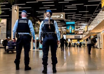 Zes mannen aangehouden op Schiphol voor overlast in vliegtuig uit Polen