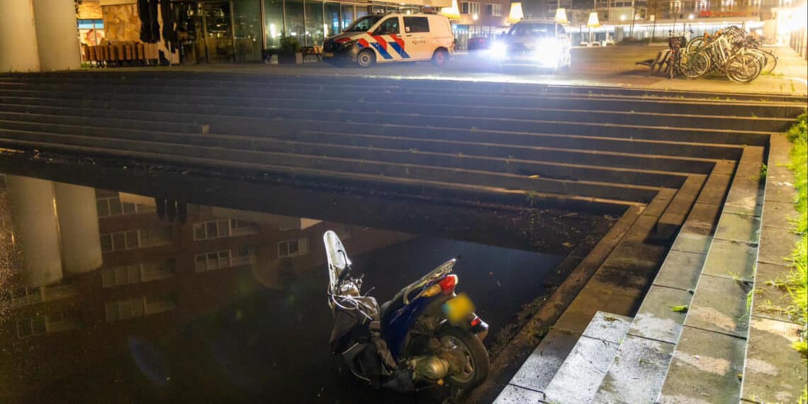 Man rijdt met scooter het water in en zegt te zijn beschoten maar blijkt aangeschoten