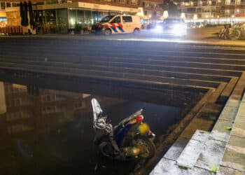 Man rijdt met scooter het water in en zegt te zijn beschoten maar blijkt aangeschoten