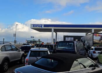 Rijen voor de pomp vanwege spotgoedkope brandstof in Zandvoort