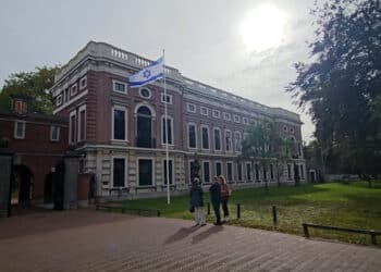 De Israëlische vlag wappert op meerdere plekken in Haarlem: “Diep geschokt door de gebeurtenissen”