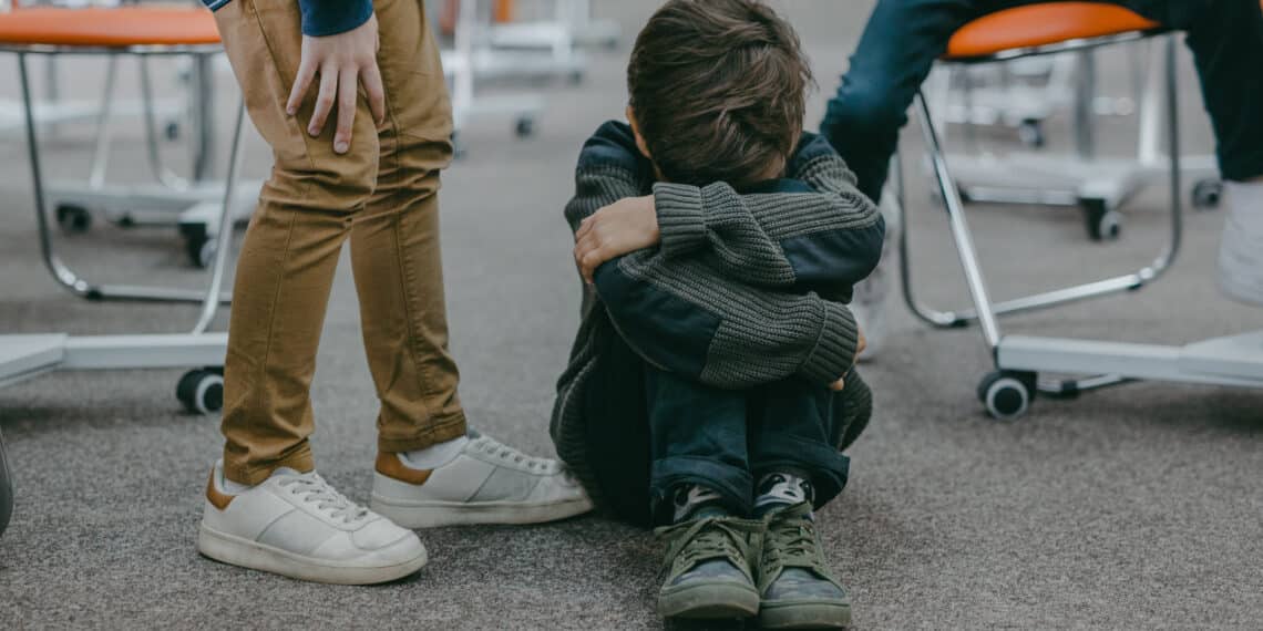 Moeder deelt herkenbare beelden van pesters dochter: “Ik wil dat het geweld stopt”