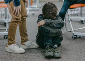 Moeder deelt herkenbare beelden van pesters dochter: “Ik wil dat het geweld stopt”