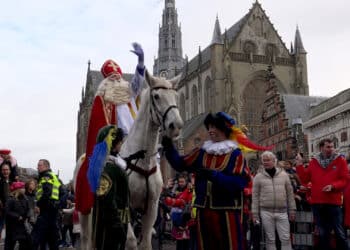 Sinterklaas valt van paard bij intocht Haarlem