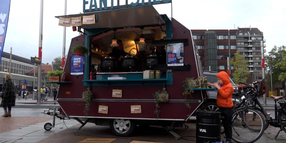 Week van de pleegzorg afgetrapt met gratis soep op het stationsplein: “Wachtlijst van 120 kinderen”