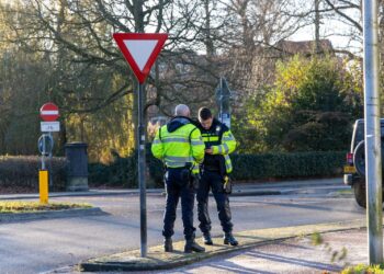 Vrouw onderuit met snorscooter door glad wegdek op Bloemendaalseweg