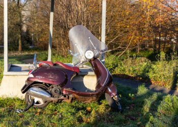 Vrouw onderuit met snorscooter door glad wegdek op Bloemendaalseweg