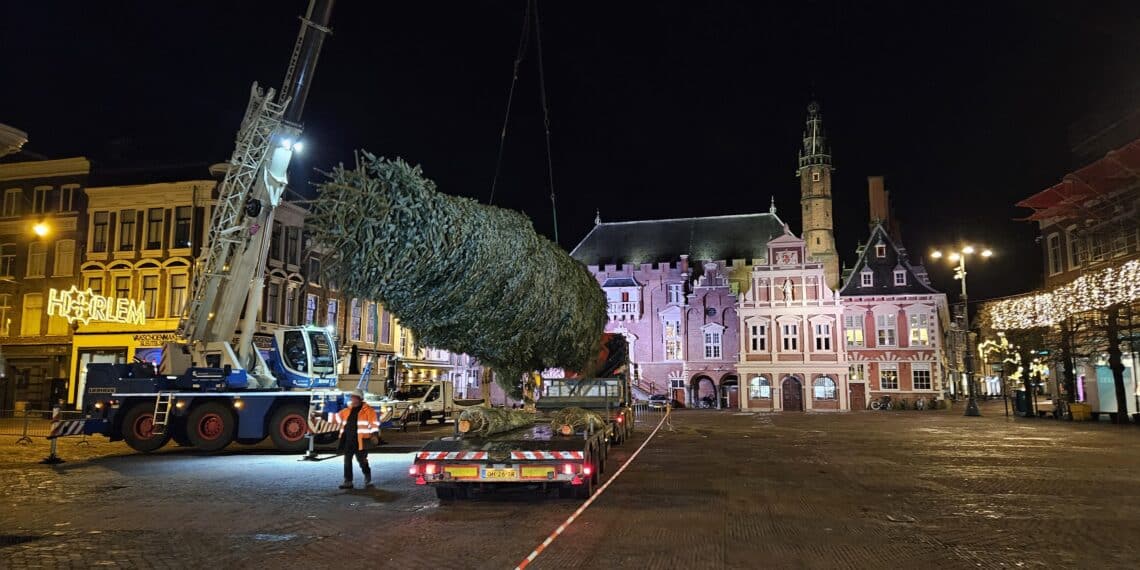 Zeventien meter hoge kerstboom prijkt weer op de Grote Markt: “Mooi moment”