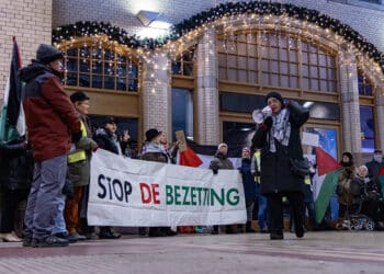 Protest tegen oorlog in Gaza in stationshal Haarlem