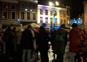 Ondanks regen drukbezochte Chanoeka-viering op Grote Markt
