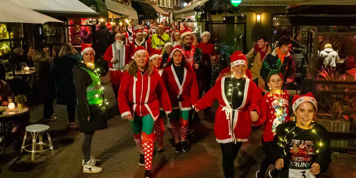 Na drie jaar zonder eindelijk weer rennende kerstmannen door Haarlem: “Iedereen heeft de Santa Run-bibbers”