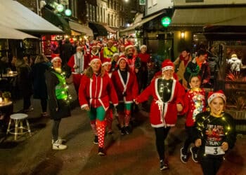 Na drie jaar zonder eindelijk weer rennende kerstmannen door Haarlem: “Iedereen heeft de Santa Run-bibbers”