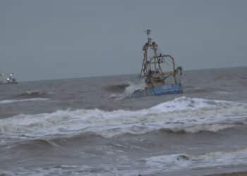 Garnalenkotter voor kust Zandvoort na vier pogingen eindelijk los