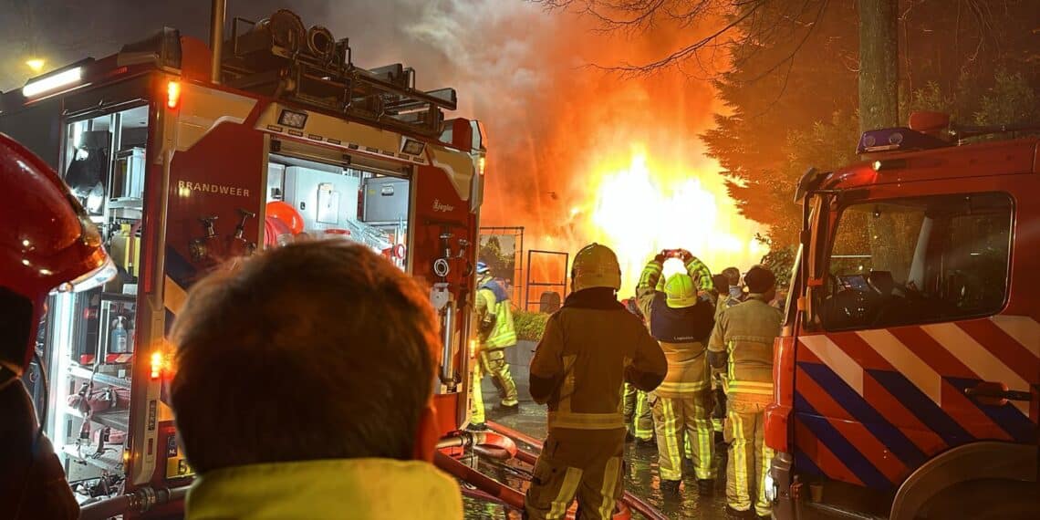 Grote brand magazijn interieurwinkel Heemstede, veel rookontwikkeling