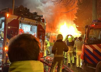 Grote brand magazijn interieurwinkel Heemstede, veel rookontwikkeling