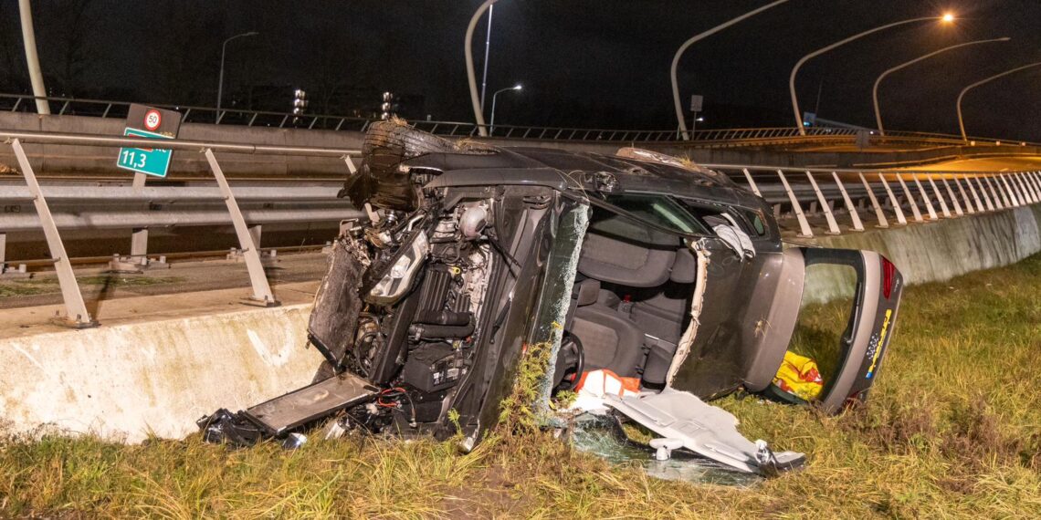 Auto raakt van de weg en eindigt tegen fly-over langs A200
