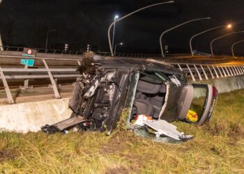 Auto raakt van de weg en eindigt tegen fly-over langs A200