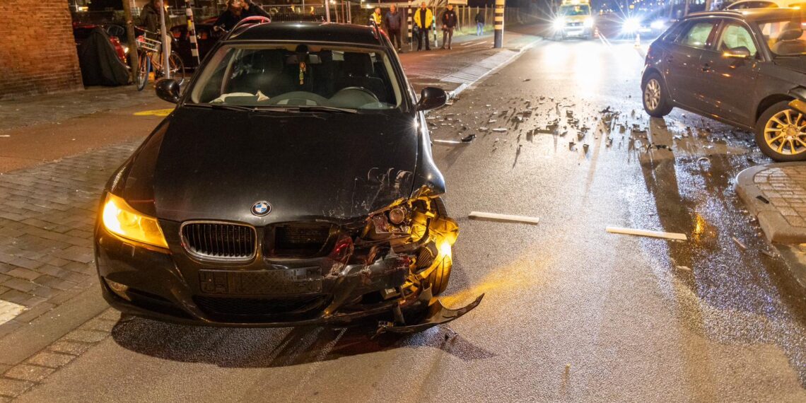 Bestuurder rijdt met drank op tegen andere auto aan op Spaarndamseweg