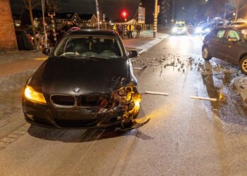 Bestuurder rijdt met drank op tegen andere auto aan op Spaarndamseweg