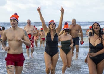 Duizenden mensen starten het jaar met een frisse duik