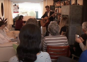 Huiskamerfestival Gluren bij de Buren komt er weer aan: “Het is een goede springplank voor beginnende artiesten”