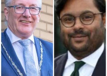 Oud-burgemeester Heiloo Hans Romeyn (l) en nieuwe burgemeester Heemstede Falgun Binnendijk