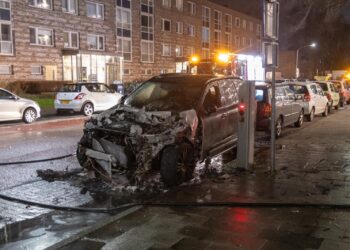 Autobrand bij laadplek Engelandlaan, oorzaak nog onbekend