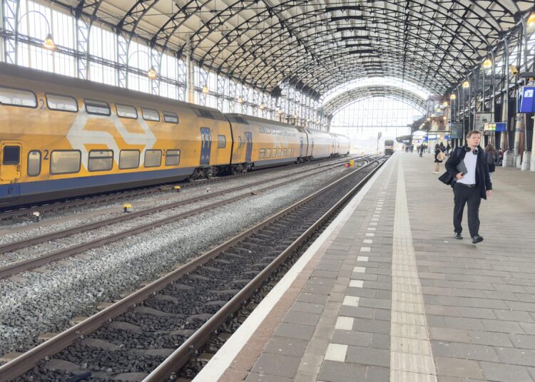 IMG_1501 Treinverkeer tussen Haarlem en Amsterdam groot deel van de dag plat door kapotte bovenleiding IMG_1501 Treinverkeer tussen Haarlem en Amsterdam groot deel van de dag plat door kapotte bovenleiding