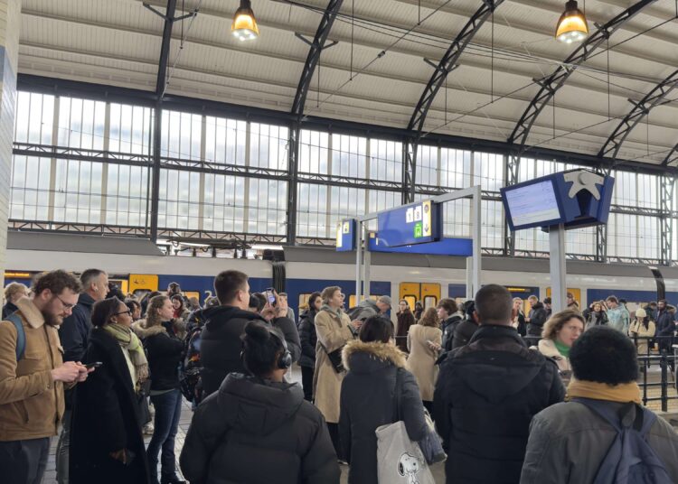 IMG_1502 Treinverkeer tussen Haarlem en Amsterdam groot deel van de dag plat door kapotte bovenleiding IMG_1502 Treinverkeer tussen Haarlem en Amsterdam groot deel van de dag plat door kapotte bovenleiding