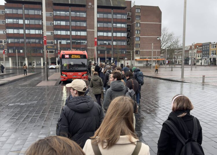 IMG_1504 drukte op busstation Haarlem Haarlem105/Ben van Berk