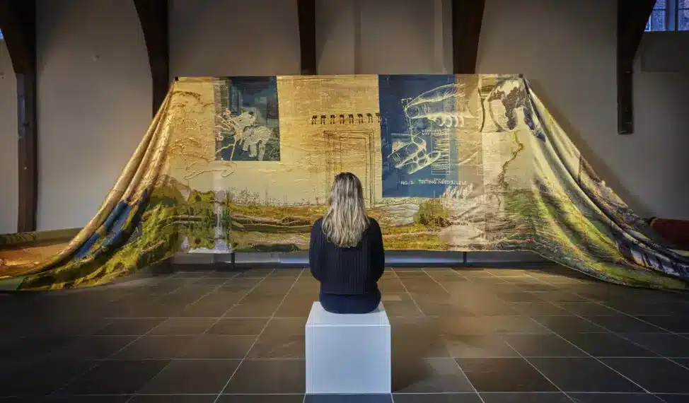 Een wandkleed van 6 meter lang en 3 meter hoog te zien Museum van de Geest