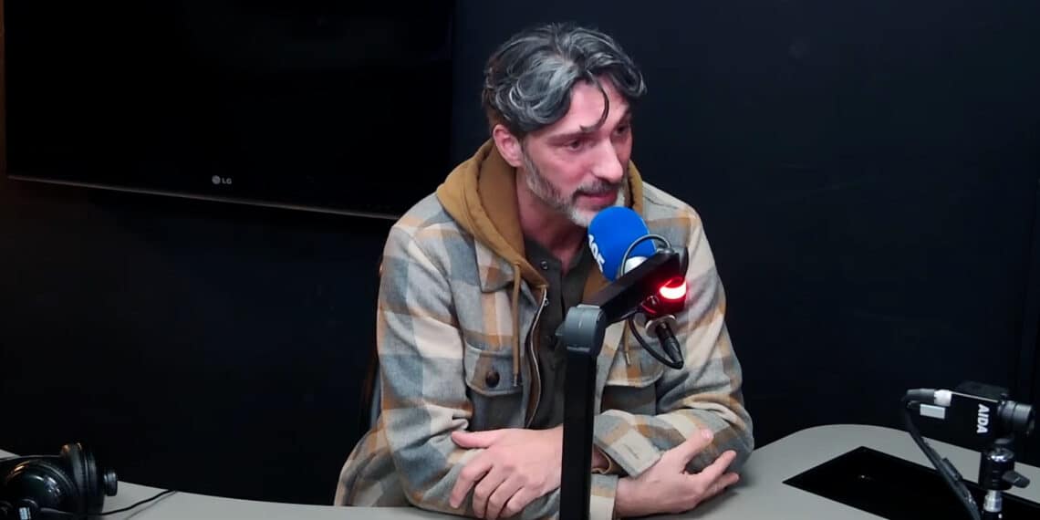 Gespannen Lex Paleaux tijdens première toneelstuk tot tranen toe geroerd: “Je ouders zijn trots op je”