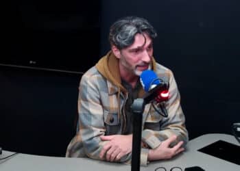 Gespannen Lex Paleaux tijdens première toneelstuk tot tranen toe geroerd: “Je ouders zijn trots op je”