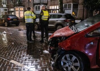 Bestuurder ramt drie geparkeerde auto’s Velserstraat