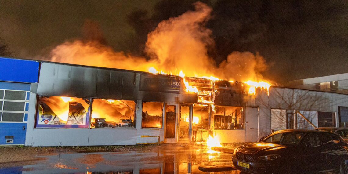 Zeer grote brand witgoedbedrijf Haarlem: hoge vlammen en veel rook