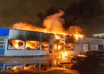 Zeer grote brand witgoedbedrijf Haarlem: hoge vlammen en veel rook