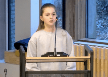 Kiki de Leeuw tijdens de verkiezing kinderburgemeester Bloemendaal 2024 op 17 januari 2024