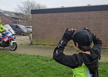 Politie jaagt op jongeren in Schalkwijk: “Dit moet vaker gebeuren, echt gaaf!”