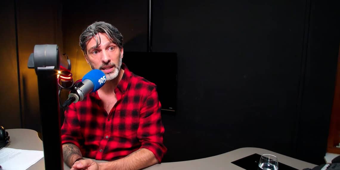 Schrijver Lex Paleaux in gesprek met middelbare scholieren tijdens Boekenweek