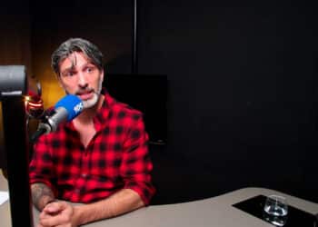 Schrijver Lex Paleaux in gesprek met middelbare scholieren tijdens Boekenweek