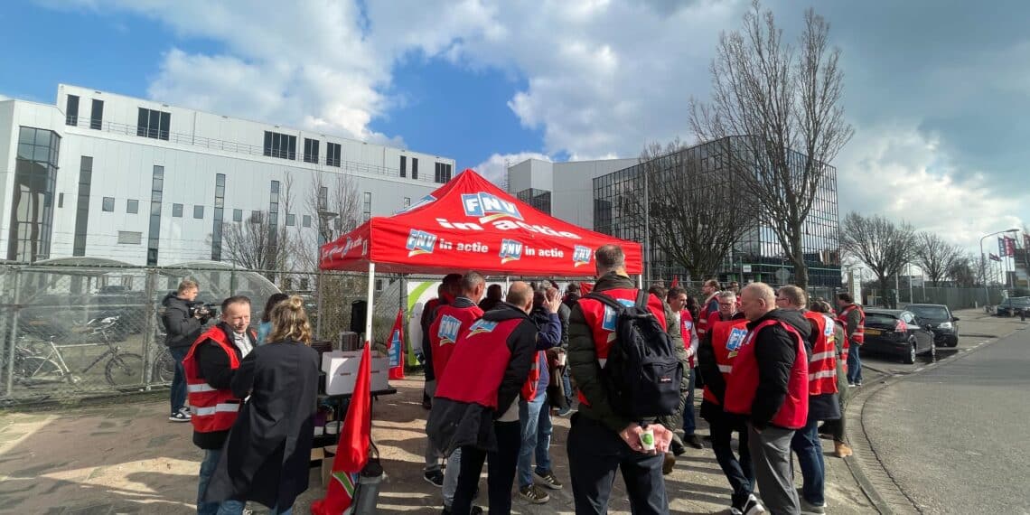 Werknemers farmaceut Teva leggen in Haarlem het werk tijdelijk neer voor betere cao: “Onderhandelen is voorbij”