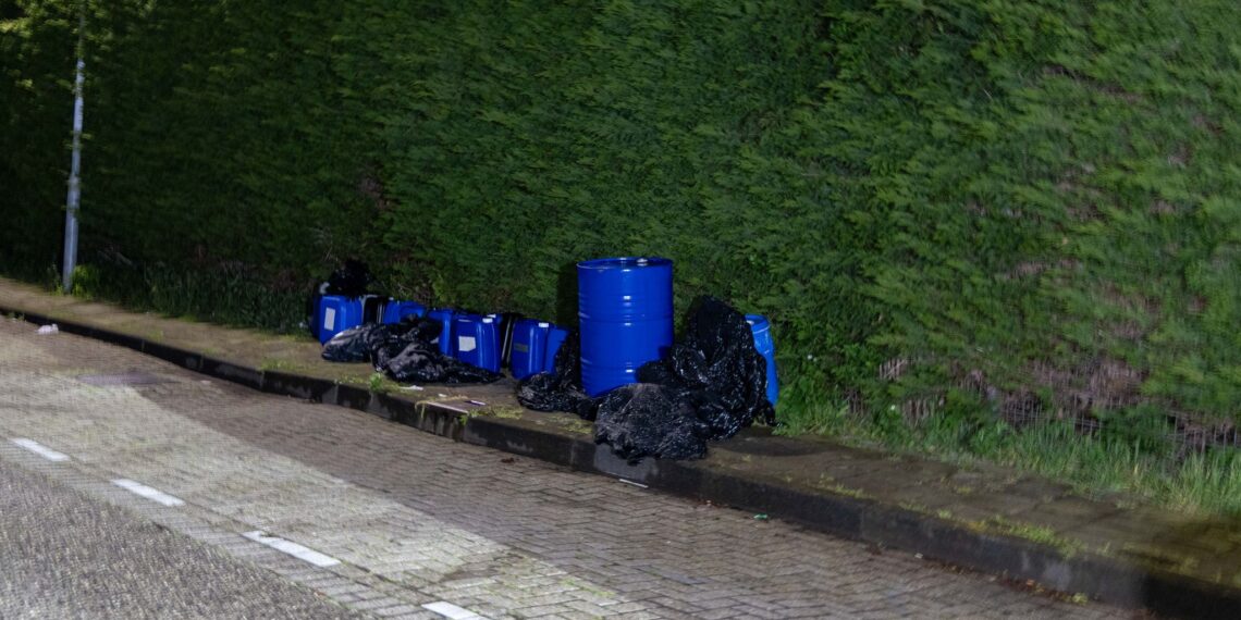 Opnieuw vaten gevonden met vermoedelijk drugsafval in Haarlem: politie onderzoekt verband